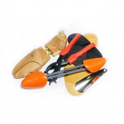 Acessórios para calçado incluindo almofadas, dispositivo em madeira e ferramenta preta com cabo vermelho