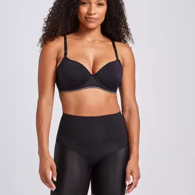 Modelo veste soutien preto e leggings justas pretas até meio da coxa