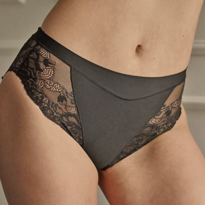 Cuecas femininas pretas com renda e tecido opaco