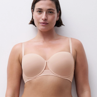 Soutien bege claro com copa moldada em modelo feminino
