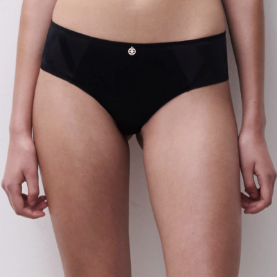 Cuecas femininas pretas com ornamento dourado no centro da cintura