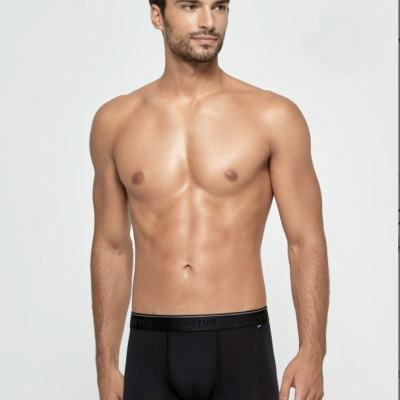 Homem com cueca boxer preta e cinto com texto IMPETUS