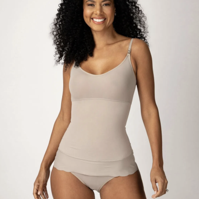 Conjunto de roupa interior bege com alças numa mulher a sorrir