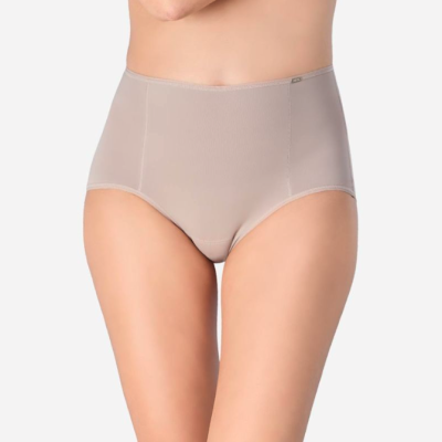 Cuecas femininas bege de cintura alta com textura e etiqueta pequena na cintura