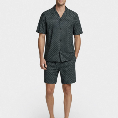 Conjunto de pijama masculino com padrão geométrico escuro