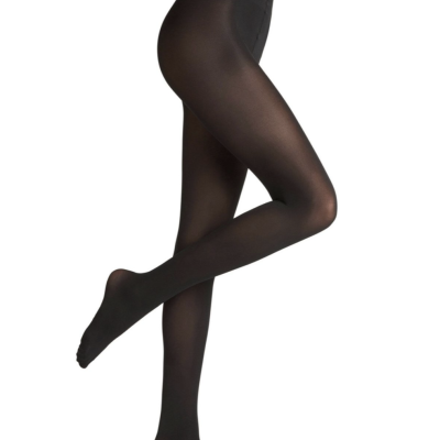 Pernas femininas com collants pretos opacos