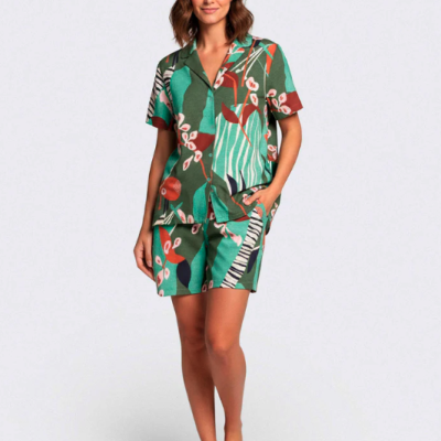 Conjunto de pijama feminino com padrão abstrato de cores verde, laranja, branco e azul