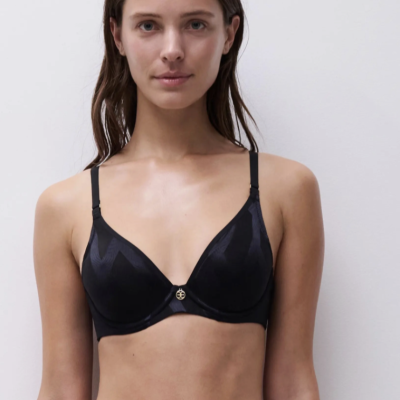 Conjunto de lingerie feminino preto com suporte e calças em fundo branco