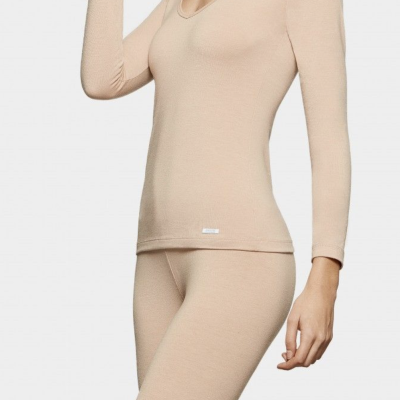 Conjunto de roupa interior térmica cor de pele com camisola e calças