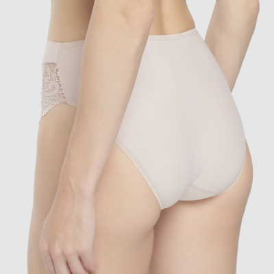 Calcinhas femininas bege, tecido liso e renda, vista traseira em modelo num fundo cinza.