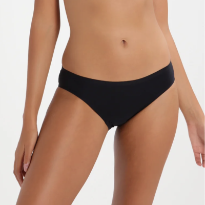 Conjunto de lingerie preto com soutien e cueca em fundo branco.