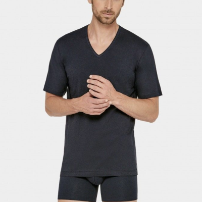 Homem com t-shirt preta e boxers pretos em fundo branco