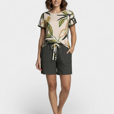 Conjunto de pijama feminino com t-shirt estampada de folhas e calções verdes