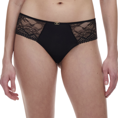 Cueca feminina preta com renda nas laterais e detalhe metálico dourado.