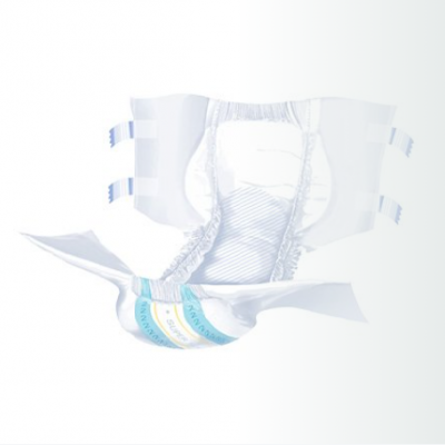 Fralda descartável branca aberta com abas adesivas e interior almofadado.