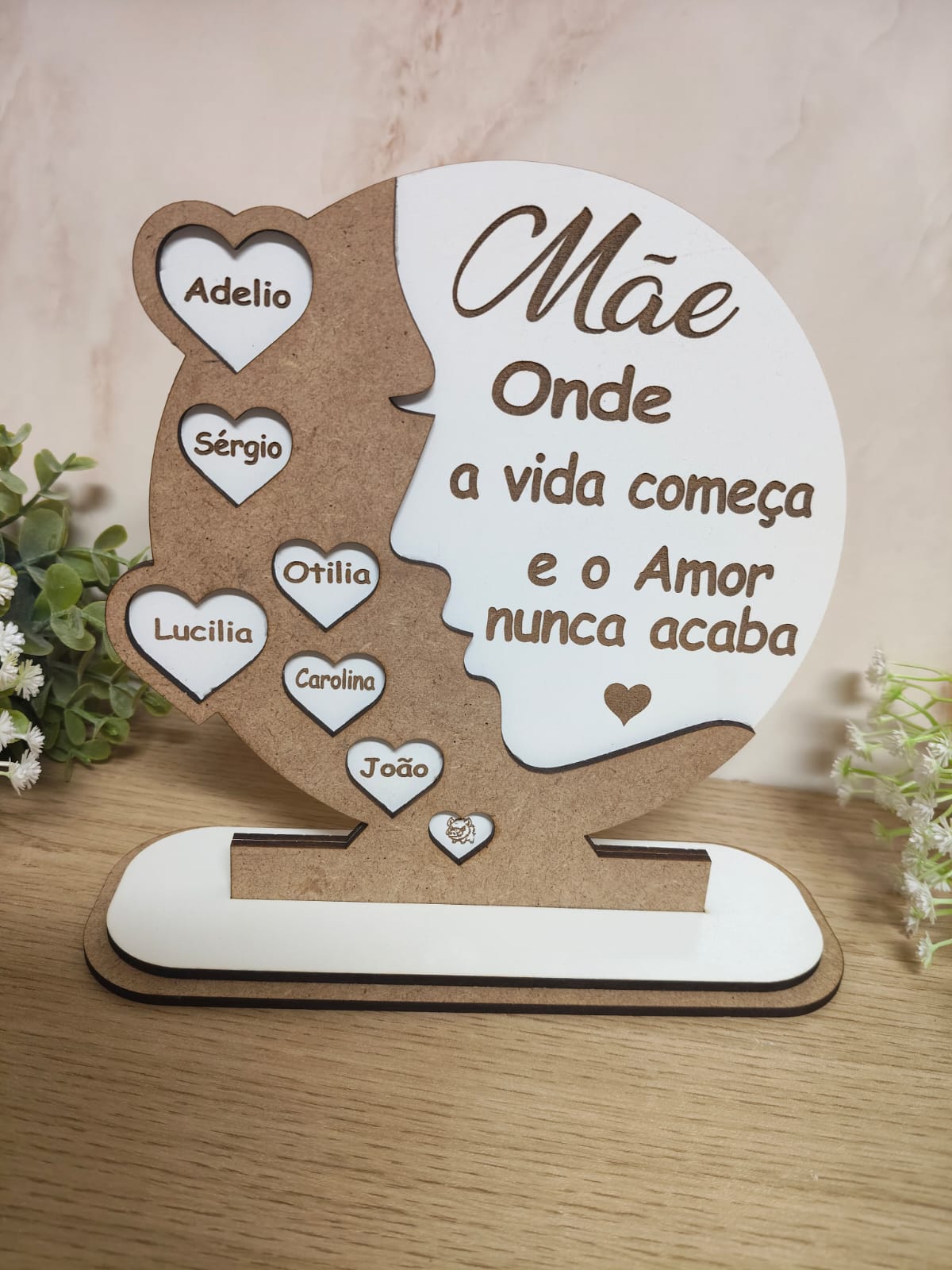 Placa Circular Personalizada para o Dia da Mãe - Silhueta Feminina Objeto decorativo em madeira e branco com formato de rosto e corações com nomes e frase para mãe