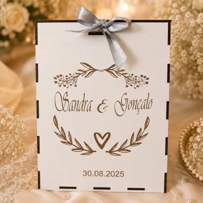Convite de casamento branco com nomes Sandra & Gonçalo, data 30.08.2025, laço cinza, flores e pérolas ao redor