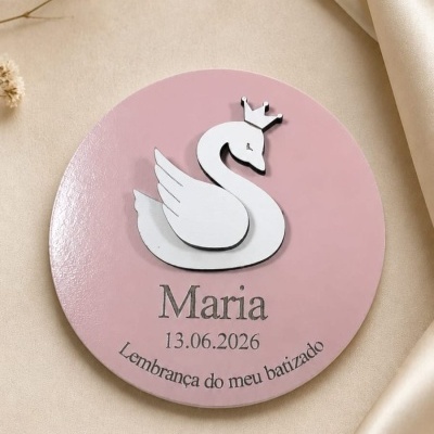 Placa redonda rosa com cisne branco e texto personalizado para batizado