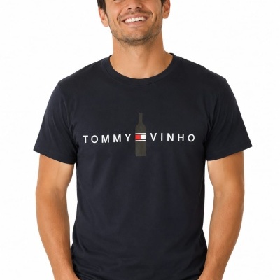 Homem com t-shirt preta com texto TOMMY VINHO e garrafa estilizada