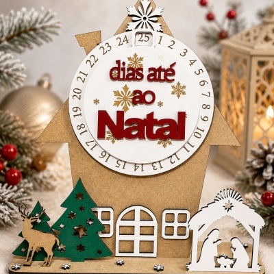 Calendário de contagem decrescente de Natal em madeira com números, texto vermelho e decoração natalícia.