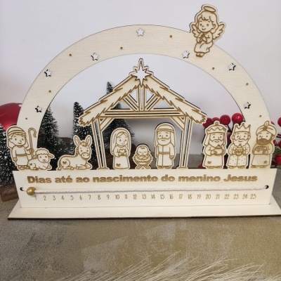 Calendário de advento em madeira com figuras da natividade e texto em português.