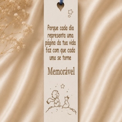 Marca páginas branco com cordão azul e texto inspirador em português, com ilustração de criança e raposa.