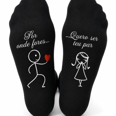 Par de meias pretas com desenhos e texto em português.