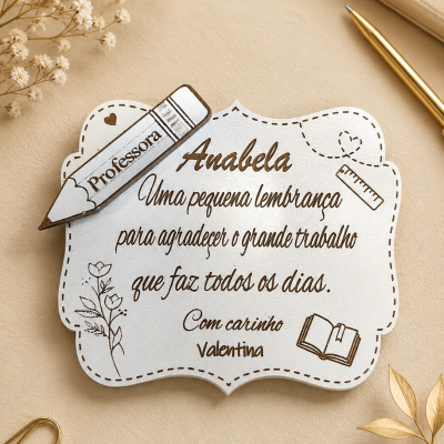 Placa branca decorativa com texto agradecimento para professora e lápis decorativo