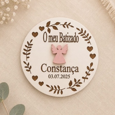 Plaquinha de batizado redonda branca com anjo rosa e decoração de folhas e corações