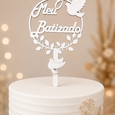 Topo de bolo branco MEU BATIZADO com pombas e ramos decorativos em bolo branco com flores secas