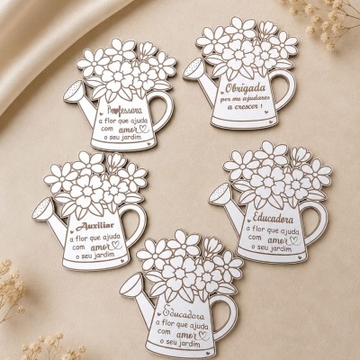 Ímanes em forma de regadores com flores e textos de agradecimento em português.