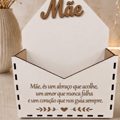 Objeto decorativo envelope branco com palavras de homenagem à mãe