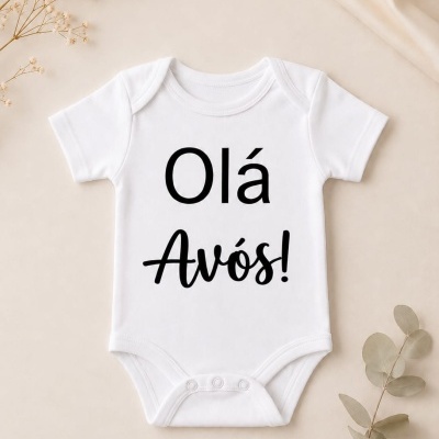 Body de bebé branco com texto Olá Avós! em preto, sobre fundo claro com ramos secos e folhas.