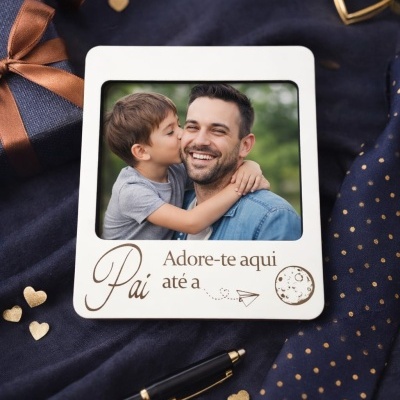 Moldura branca decorada com foto de pai e filho e texto em português sobre fundo azul escuro com acessórios dourados