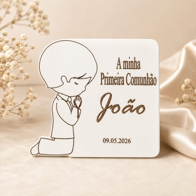 Placa decorativa branca com desenho de menino a orar e texto gravado para primeira comunhão