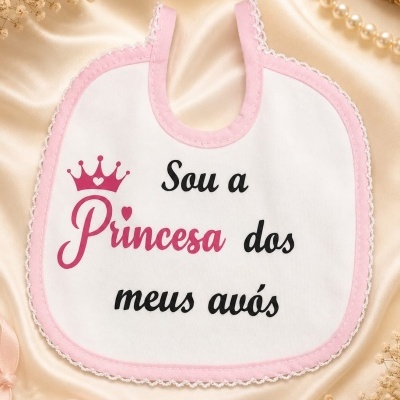 Babete bordado branco com borda rosa e texto Sou a Princesa dos meus avós