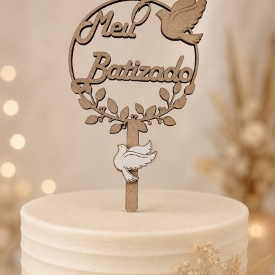 Topo de bolo para batizado em MDF com texto e pombas decorativas