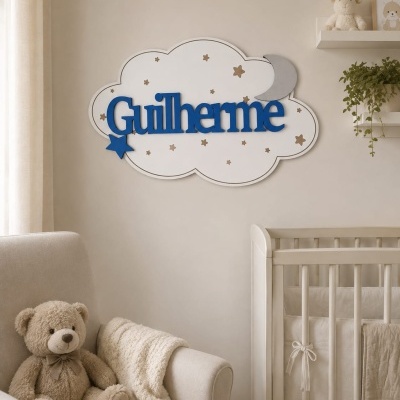 Decoração de parede em forma de nuvem com nome Guilherme azul no quarto de bebé
