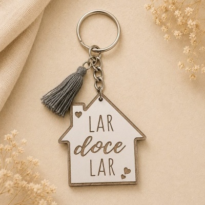 Porta-chaves em forma de casa com pendente cinzento e texto LAR doce LAR em fundo bege