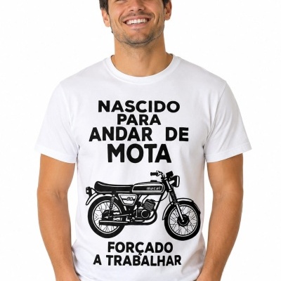 Camiseta branca com estampa preta de mota e texto em português, usada por homem sorridente.