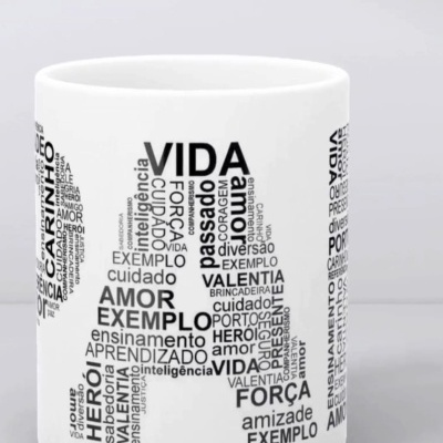 Caneca branca com design tipográfico em preto formando o número 4
