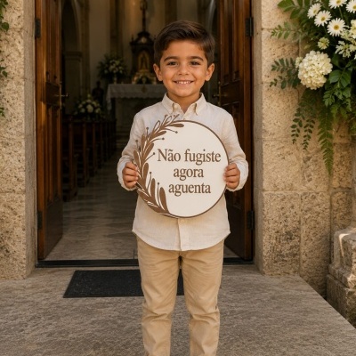 Menino sorridente com placa redonda de madeira à frente da igreja