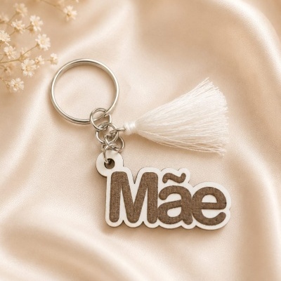 Porta-chaves metálico com pendente de madeira escrita Mãe e tassel branco sobre tecido bege