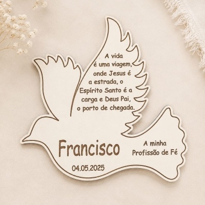 Placa decorativa em madeira em forma de pomba com texto religioso e nome Francisco.