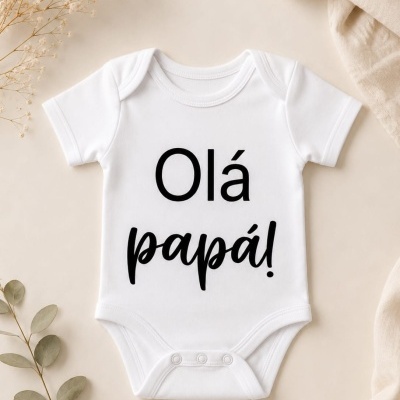 Body de bebé branco com texto Olá papá!