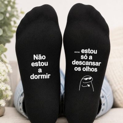 Meias pretas com texto e desenho branco nas solas