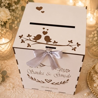 Caixa de madeira branca decorativa para casamento com nomes e data.