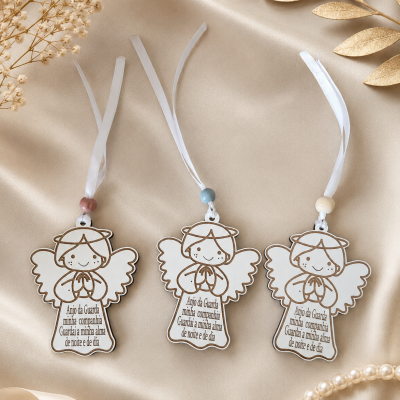 Três penduricalhos de anjo guardião de madeira clara com cordões brancos e contas coloridas