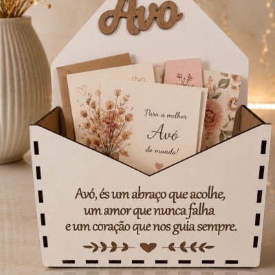 Envelope decorativo branco com palavra Avó em madeira e cartões florais dentro