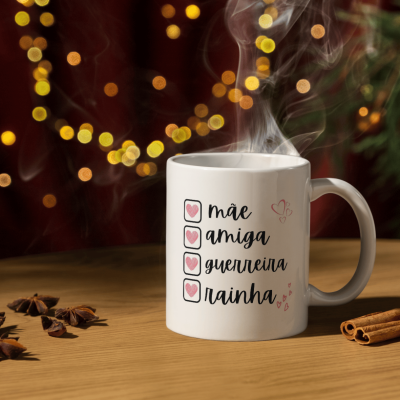 Caneca branca com texto em português e corações em ambiente aconchegante com paus de canela e anis estrelado